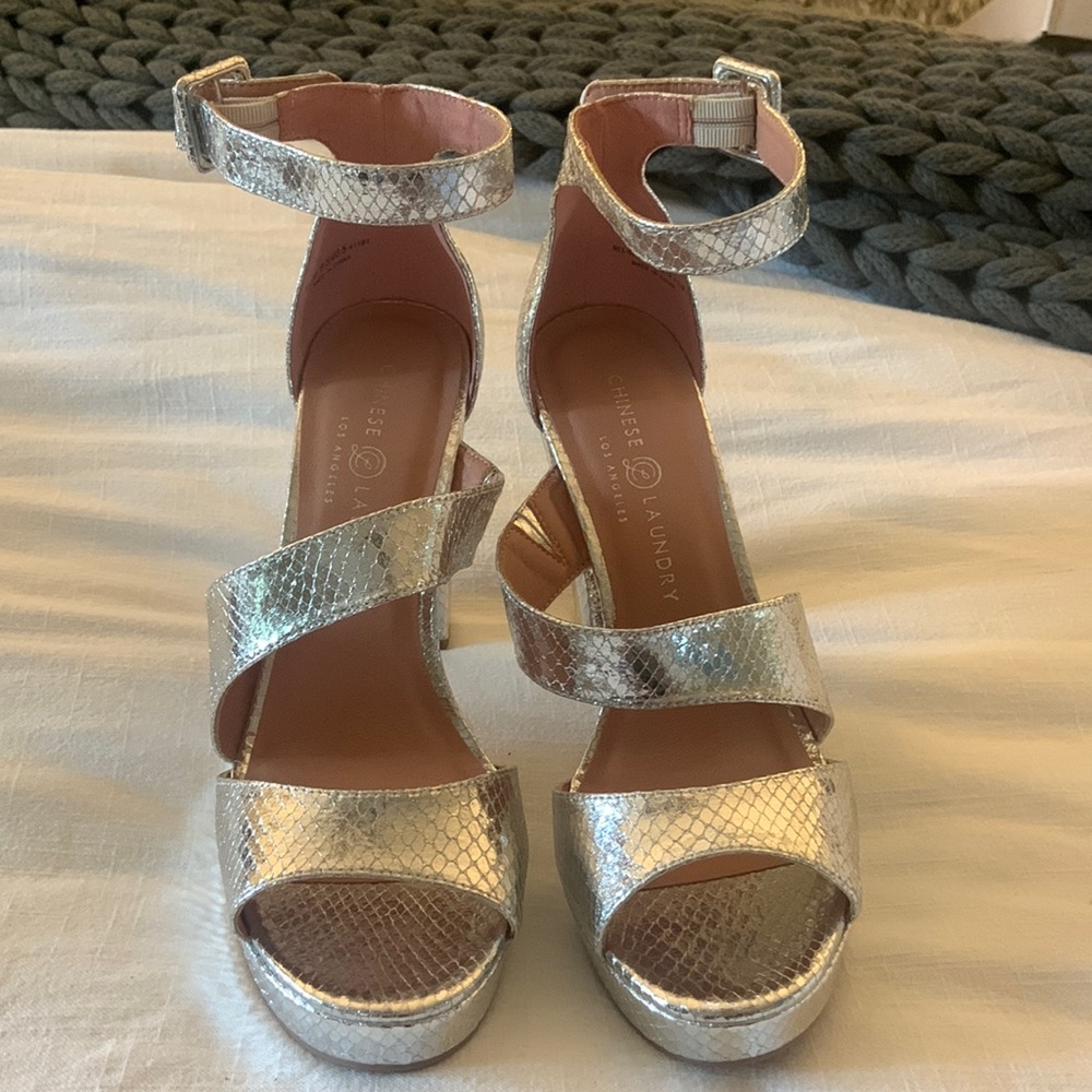 Chinese Laundry Riddle Party Silver Snakeskin Heel - Size 9.5